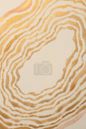 Téléchargez les photos : Or nacre paillettes encre aquarelle vague ligne tache tache sur fond texture papier grain beige. - en image libre de droit