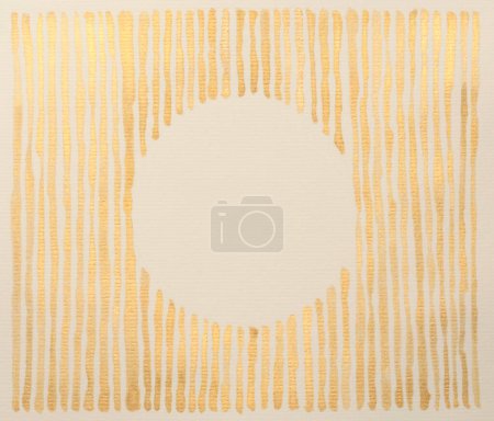 Téléchargez les photos : Or nacre paillettes encre aquarelle ligne vague tache cadre sur fond texture papier grain beige. - en image libre de droit