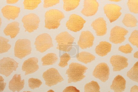 Foto de Tinta de brillo de nácar de oro mancha de punto de acuarela mancha sobre fondo de textura de papel de grano beige. - Imagen libre de derechos
