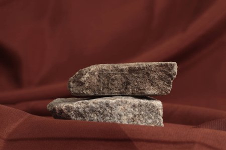 Téléchargez les photos : Podium plate-forme pierres sur fond de tissu de soie marron. Scène de présentation minimale du produit d'affichage vide. - en image libre de droit