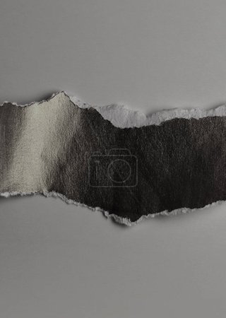 Foto de Brillo negro rasgado pedazos vacíos de papel sobre fondo gris. - Imagen libre de derechos
