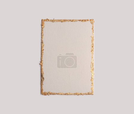 Foto de Tarjeta de marco de lona vacía brillo beige y oro sobre fondo de papel neutro gris. Textura abstracta del espacio de copia. - Imagen libre de derechos
