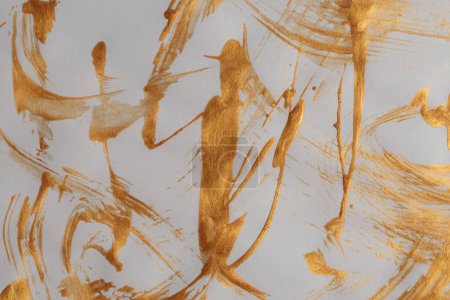 Foto de Arte acrílico dibujado a mano mancha pincelada blot pintura pared de papel. Textura abstracta oro, color beige gris mancha textura grano fondo. - Imagen libre de derechos