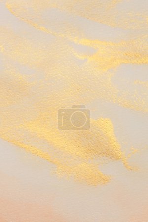Téléchargez les photos : Beige, or, encre aquarelle tache de flux de fumée tache sur fond de texture de grain de papier humide. - en image libre de droit