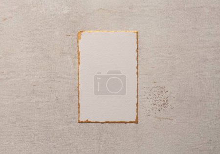 Foto de Beige blanco marco de oro pintura papel vacío tarjeta en blanco en la pared de madera. Textura abstracta copia espacio neutral grunge fondo. - Imagen libre de derechos
