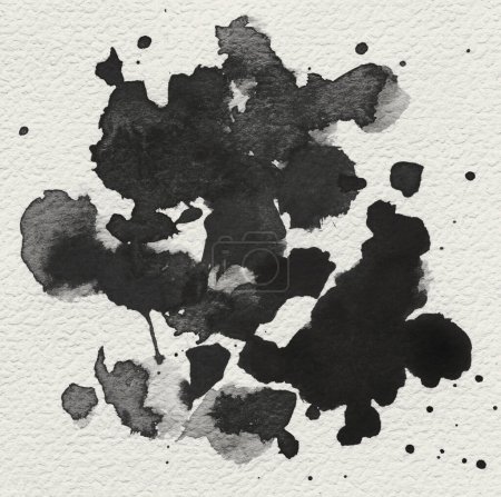 Téléchargez les photos : Encre aquarelle tache dessinée à la main. Mouillé noir, papier grain gris texture fond. - en image libre de droit