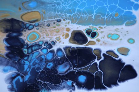 Foto de Acrílico verter flujo pintura colores azules manchas. Textura de mármol. Fondo abstracto. - Imagen libre de derechos