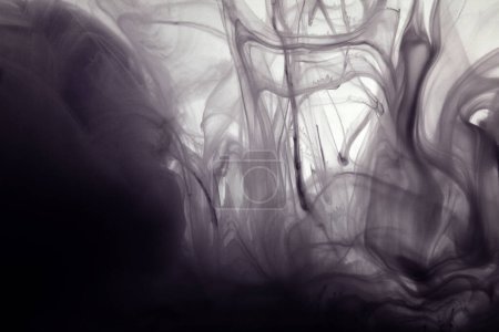 Foto de Tinta en el agua. Resumen humo grano luz y sombra textura fondo. Color blanco y negro. - Imagen libre de derechos
