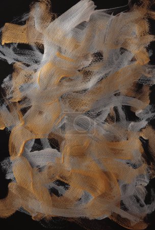 Téléchargez les photos : Encre métallique or ligne de fumée aquarelle tache tache sur fond de texture de grain de papier noir. - en image libre de droit
