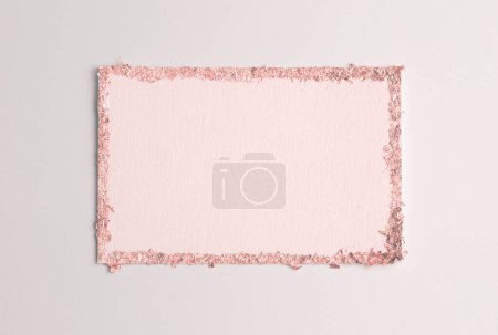 Téléchargez les photos : Pièces vides déchirées texture papier beige, cadre pailleté rose sur fond d'espace de copie gris. - en image libre de droit