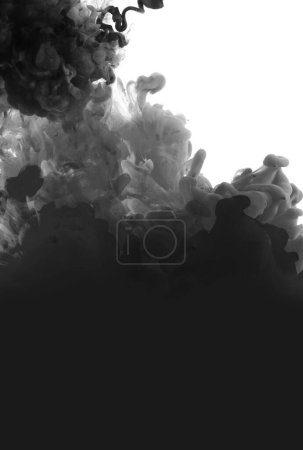 Téléchargez les photos : Encre dans l'eau. Fumée abstraite lumière grain et ombre texture fond. Couleur noir et blanc. - en image libre de droit