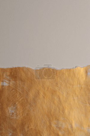 Foto de Pared de pintura de papel desmenuzado dorado, bronce y beige. Resumen brillo textura copia espacio relieve fondo. - Imagen libre de derechos