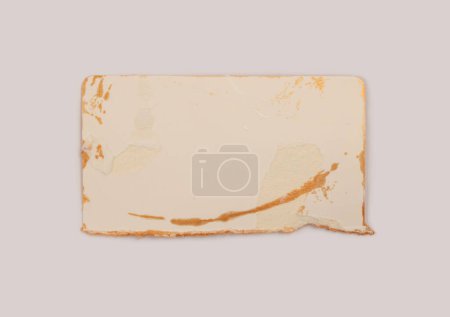 Téléchargez les photos : Peinture or Déchirée morceaux vides texture carton papier sur fond gris beige. - en image libre de droit