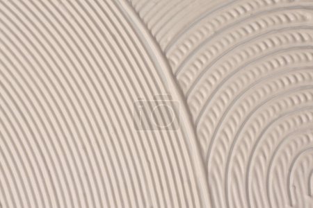 Foto de Abstracto color beige blanco óleo y pared de pintura de onda acrílica. Lienzo relieve dibujado a mano grunge textura geométrica fondo. - Imagen libre de derechos