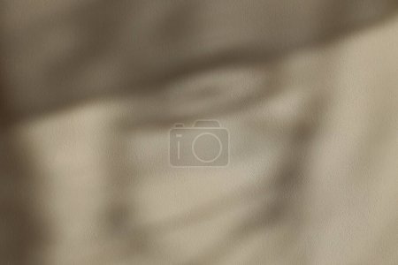 Foto de Textura de grano gris de enfoque suave pared de refracción negra y beige. Luz y sombra humo abstracto copia espacio fondo. - Imagen libre de derechos