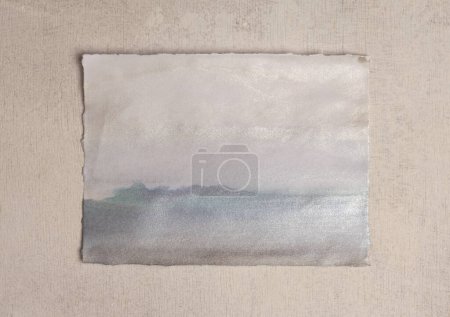 Foto de Papel de pintura de marco de plata beige y nácar en blanco tarjeta vacía en la pared de madera. Textura abstracta copia espacio neutral grunge fondo. - Imagen libre de derechos