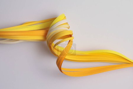 Foto de Papel ondulado de degradado de tira de color amarillo sobre gris beige. Fondo de textura abstracta. - Imagen libre de derechos