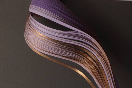 Foto de Bronce dorado, violeta Color tira gradiente papel ondulado sobre negro. Fondo de textura abstracta. - Imagen libre de derechos