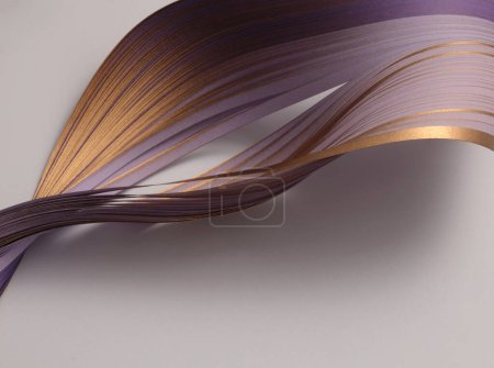Foto de Bronce dorado, violeta Tira de color gradiente de papel ondulado en beige. Fondo de textura abstracta. - Imagen libre de derechos
