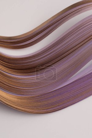 Foto de Bronce dorado, violeta Tira de color gradiente de papel ondulado en beige. Fondo de textura abstracta. - Imagen libre de derechos