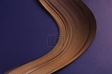 Foto de Bronce dorado, violeta Color tira gradiente papel ondulado. Fondo de textura abstracta. - Imagen libre de derechos