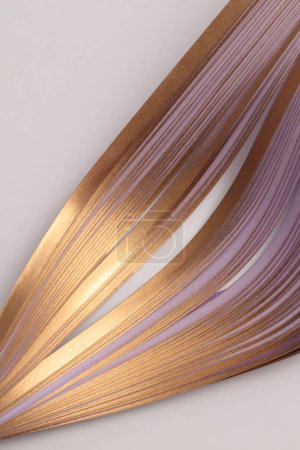 Téléchargez les photos : Bronze doré, violet Papier ondulé dégradé couleur sur beige. Texture abstraite fond. - en image libre de droit