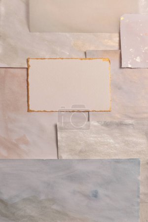 Foto de Papel de pintura de marco de oro beige y nácar tarjeta vacía en la pared de pintura. Textura abstracta copiar espacio neutral pastel fondo. - Imagen libre de derechos