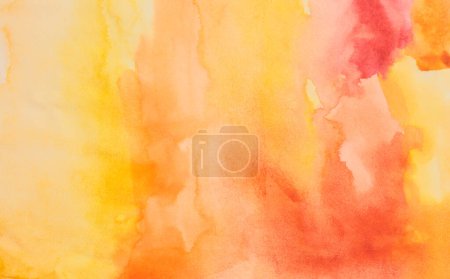 Foto de Tinta acuarela mano dibujado flujo mancha pintura blot sobre papel mojado textura fondo. Naranja, Color amarillo. - Imagen libre de derechos