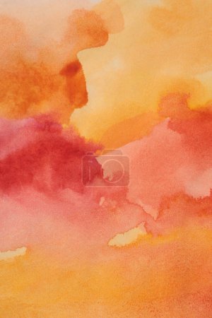 Foto de Tinta acuarela mano dibujado flujo mancha pintura blot sobre papel mojado textura fondo. Naranja, Color amarillo. - Imagen libre de derechos