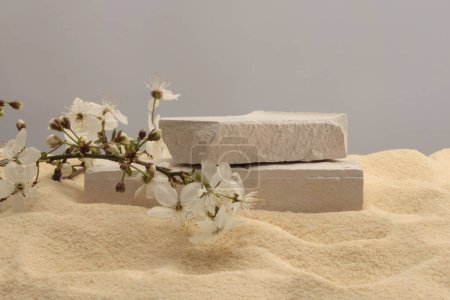 Foto de Plataforma de piedras blancas podio sobre fondo de arena beige. Escena de presentación de producto de visualización vacía mínima. - Imagen libre de derechos