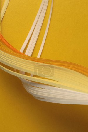 Foto de Papel ondulado degradado de tira de color amarillo anaranjado. Fondo de textura abstracta. - Imagen libre de derechos