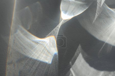 Foto de Pared de textura borrosa de grano gris con refracción. Luz y sombra humo enfoque suave fondo abstracto. - Imagen libre de derechos