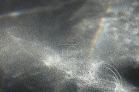 Foto de Pared de textura borrosa de grano gris con refracción. Luz y sombra humo enfoque suave fondo abstracto. - Imagen libre de derechos