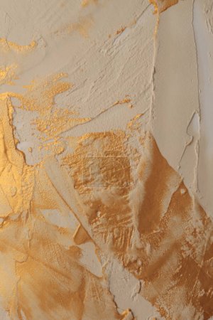 Téléchargez les photos : Huile d'art et acrylique frottis buvard toile peinture mur de stuc. Texture abstraite blanc, beige, or paillettes couleur tache coup de pinceau relief grain texture fond - en image libre de droit