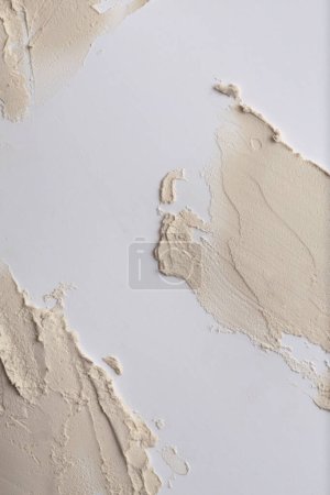 Foto de Arte óleo y acrílico mancha mancha lienzo pintura estuco pared. Abstracto blanco, color beige mancha pincelada modelado arcilla relieve grano textura fondo - Imagen libre de derechos