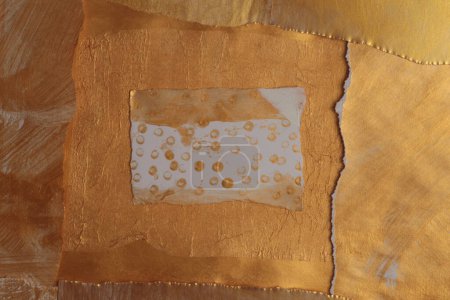 Foto de Oro, bronce papel collage papel marco pintura pared. Resumen brillo textura copia espacio relieve fondo. - Imagen libre de derechos