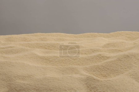 Téléchargez les photos : Vague fond de sable beige. Scène de présentation minimale du produit d'affichage vide. - en image libre de droit