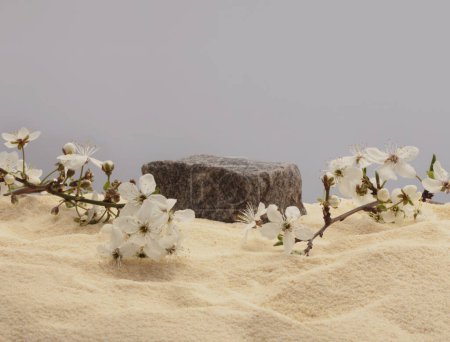 Foto de Montón de piedras, plataforma de flores podio sobre fondo de arena beige. Escena de presentación de producto de visualización vacía mínima. - Imagen libre de derechos