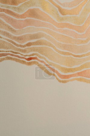 Foto de Oro bronce brillo tinta acuarela onda línea tira mancha mancha en beige grano papel textura fondo. - Imagen libre de derechos