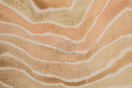 Foto de Oro bronce brillo tinta acuarela onda línea tira mancha mancha en beige grano papel textura fondo. - Imagen libre de derechos