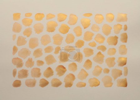 Foto de Tinta de brillo bronce dorado mancha de acuarela mancha sobre fondo de textura de papel de grano beige. - Imagen libre de derechos