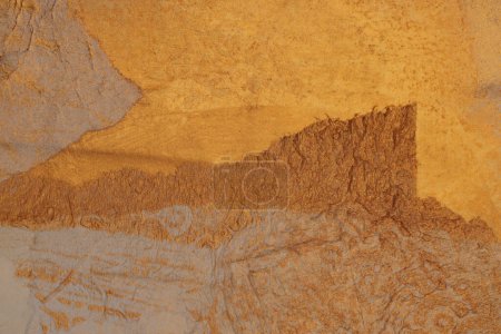 Foto de Oro, bronce, papel beige collage pared del marco de papel. Resumen brillo grano textura copia espacio en blanco fondo. - Imagen libre de derechos