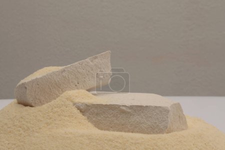 Foto de Plataforma de piedras blancas podio sobre fondo claro de arena beige. Escena de presentación de producto de visualización vacía mínima. - Imagen libre de derechos
