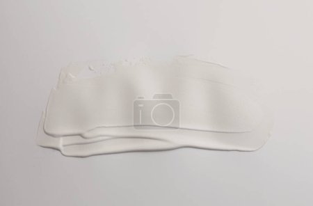 Téléchargez les photos : Huile d'art et tache de frottis acrylique sur gris beige, mur. Texture abstraite tache brushstroke relief texture fond - en image libre de droit