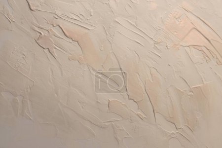 Téléchargez les photos : Huile d'art et peinture acrylique tache de frottis mur de stuc. Texture abstraite beige, nacre paillettes couleur tache coup de pinceau relief texture fond - en image libre de droit
