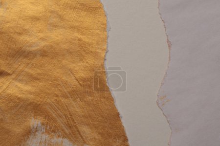 Téléchargez les photos : Or, bronze et beige gris Vague papier déchiré cadre mur de collage peinture. Texture brillante abstraite espace de copie neutre fond. - en image libre de droit