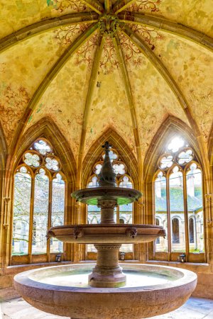Téléchargez les photos : Fontaine de l'Abbaye de Maulbronn, Bade-Wurtemberg, Allemagne Patrimoine mondial de l'UNESCO - en image libre de droit