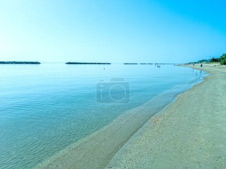 Foto de Orilla del mar Adriático en la provincia de Marche, Italia, Marina di Massignano, en el soleado día de verano - Imagen libre de derechos