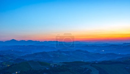 Téléchargez les photos : Paysage paysager en Italie au coucher du soleil, Marches de Ripatransone - en image libre de droit