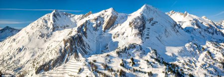 Obertauern, Salzburger Land, Österreich - Skigebiet, Hütte, Skifahrer und Piste in den österreichischen Alpen